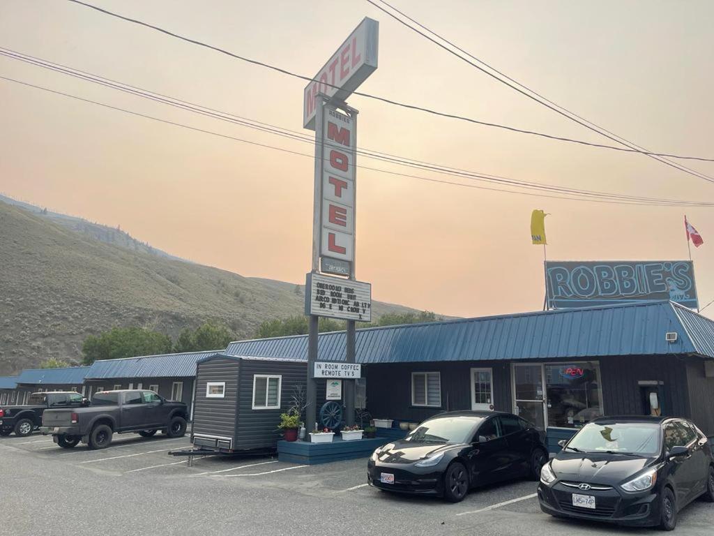 Robbie'S Motel Cache Creek Exterior photo
